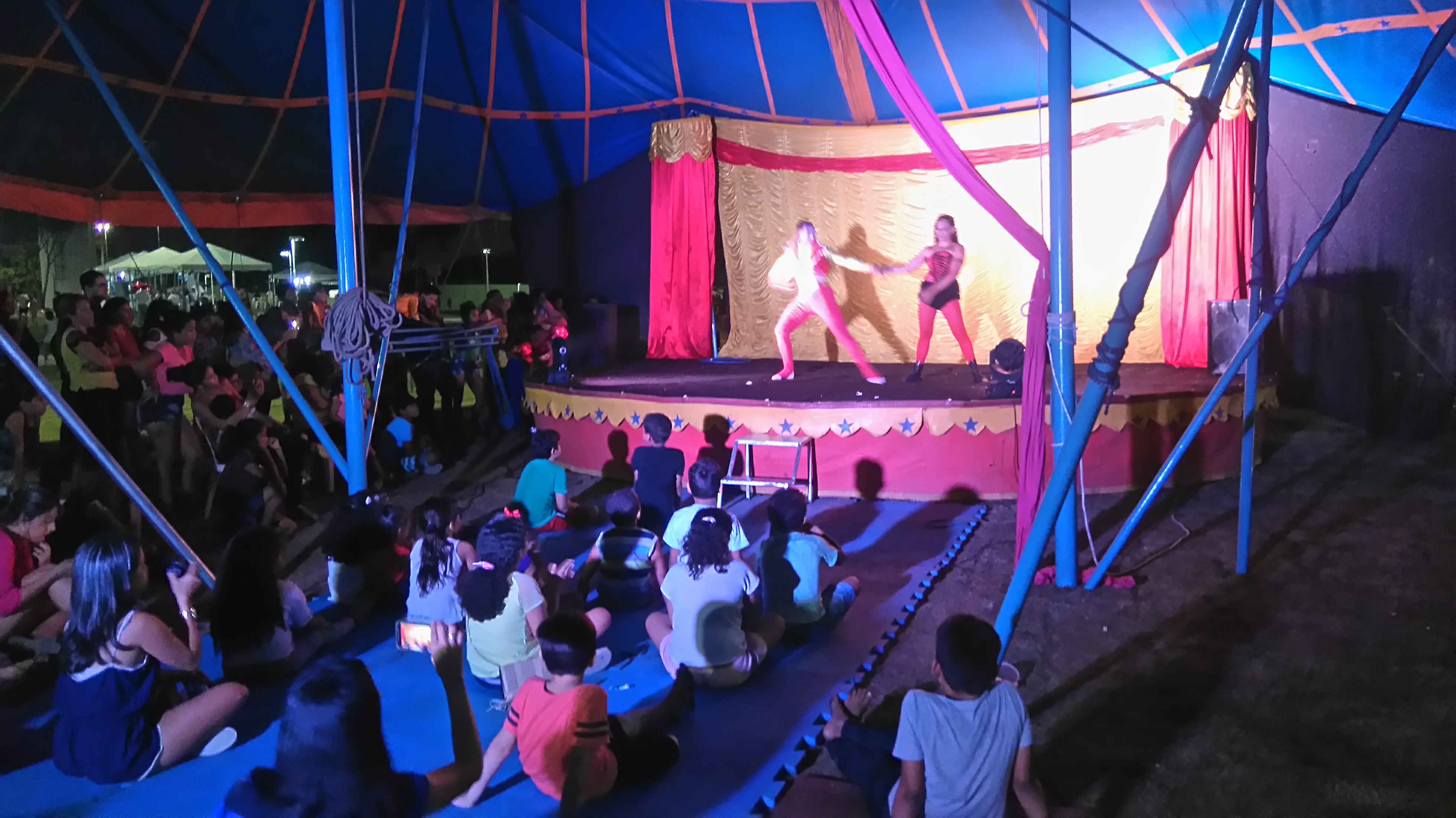 Criançada tem diversão com espetáculos circenses