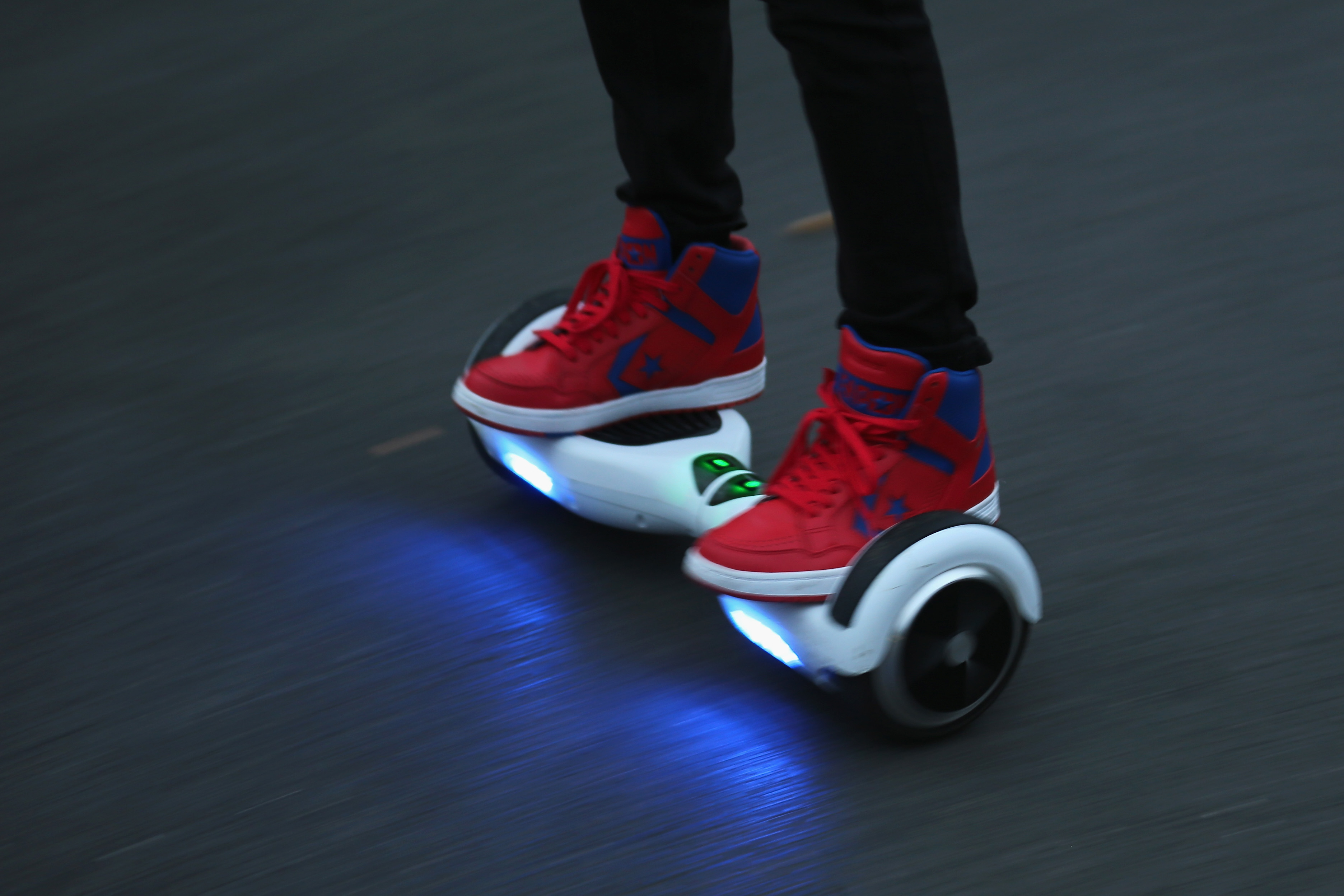 Pista de hoverboard faz a diversão de crianças e adultos no Shopping Rio Poty