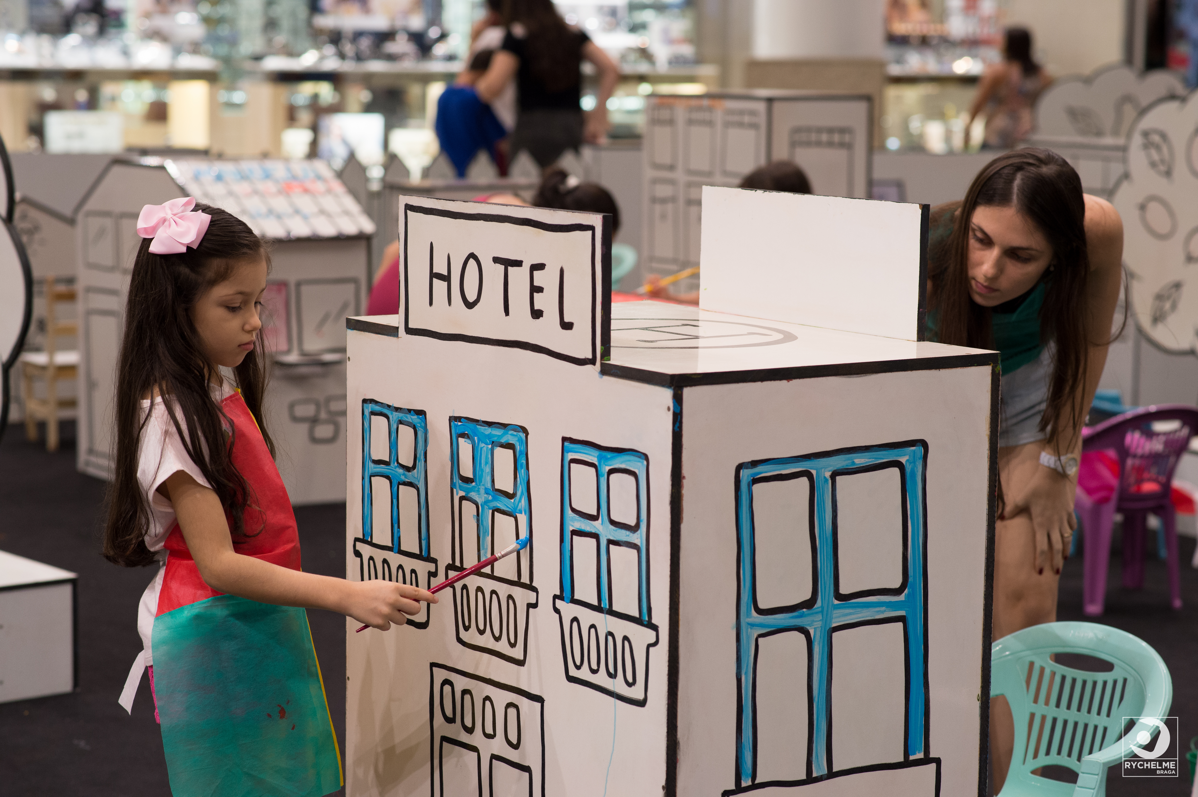 Crianças podem se divertir colorindo cidade cenográfica em miniatura