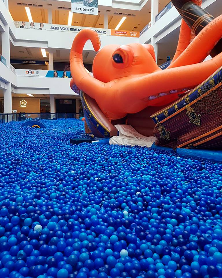 Piscina de bolinhas garante a diversão da criançada em Teresina