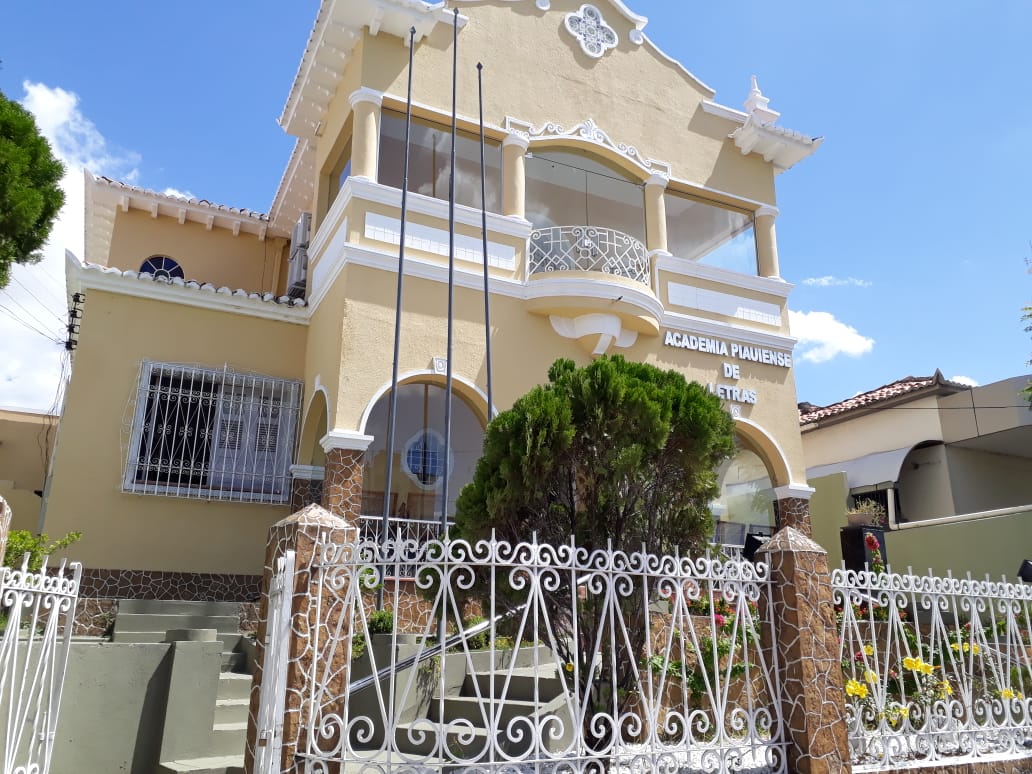 Emoção marca panegírico do professor Raimundo Santana