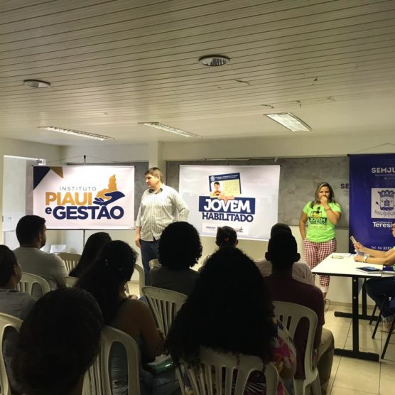 Semjuv reúne jovens contemplados com carteira de habilitação