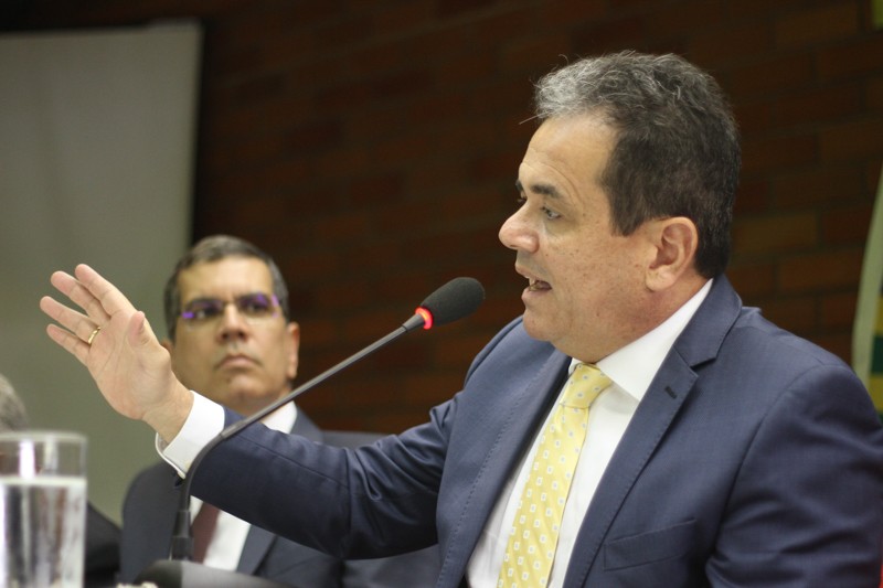 Policiais acusados de violência contra mulher podem ficar sem armamento