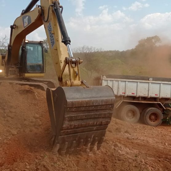 Produtores e prefeituras recuperam estradas para garantir o escoamento da safra