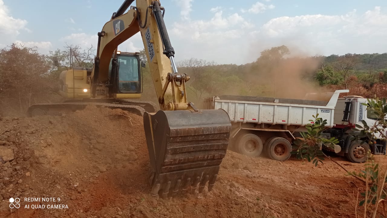Produtores e prefeituras recuperam estradas para garantir o escoamento da safra