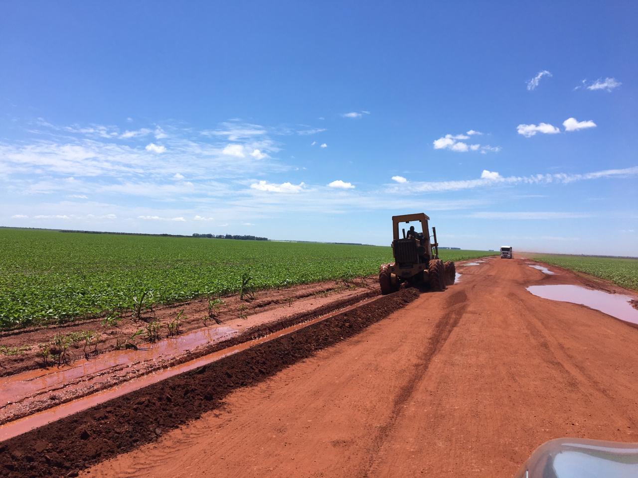 Produtores fazem manutenção das estradas da soja no cerrado