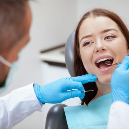 Conheça alimentos e práticas rotineiras que podem trazer um sorriso mais bonito e saudável